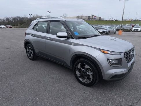 Used 2025 Hyundai Venue SEL image 6