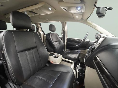 Used 2016 Chrysler Town & Country Touring FWD image 12