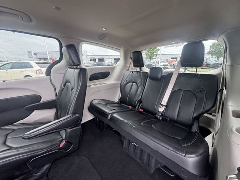 Used 2023 Chrysler Pacifica Touring-L FWD image 30