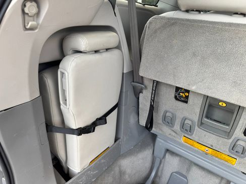 Used 2014 Toyota Sienna XLE image 32