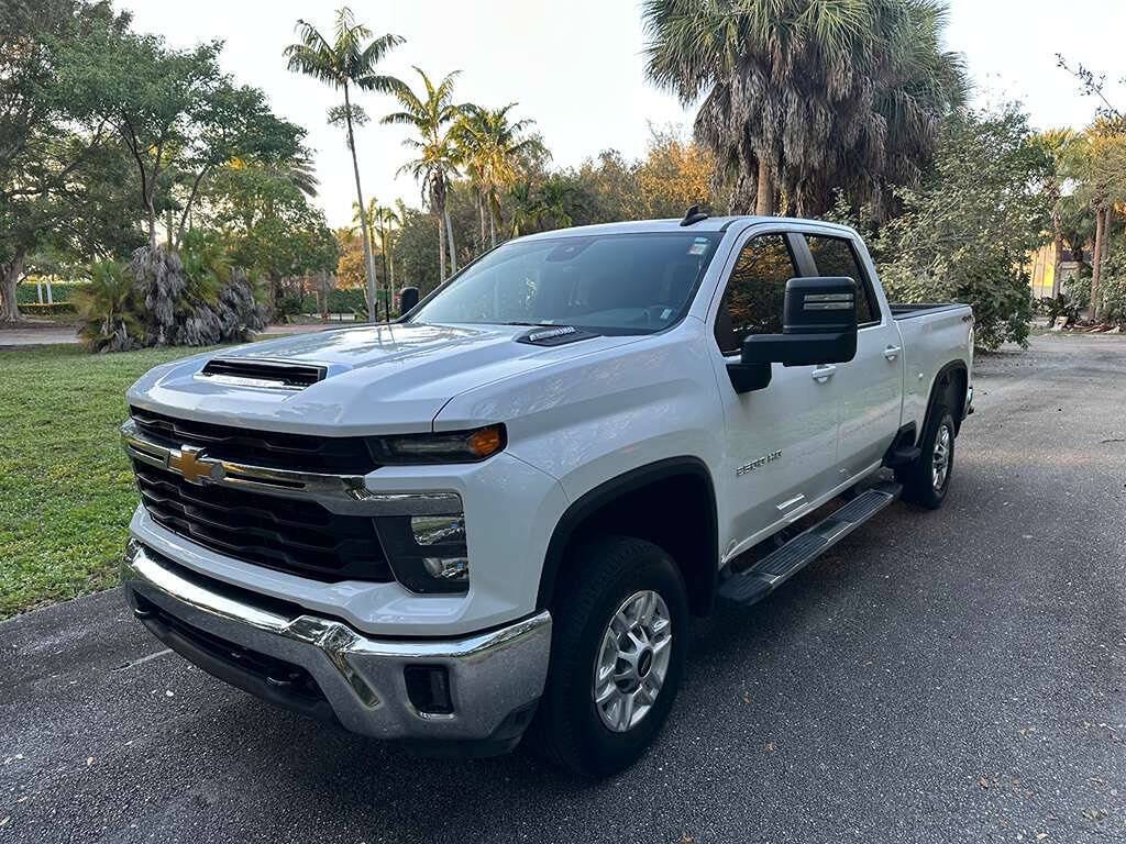 Used 2025 Chevrolet Silverado 2500 LT w/ Convenience Package AWD/4WD image 3