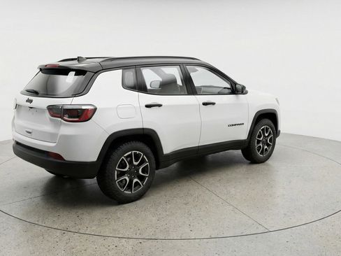 Used 2025 Jeep Compass Trailhawk w/ Trailer Tow Group AWD/4WD image 9
