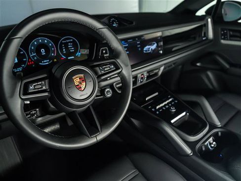 Certified 2025 Porsche Cayenne Coupe AWD/4WD image 4