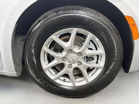 Used 2026 Chrysler Pacifica Select image 32