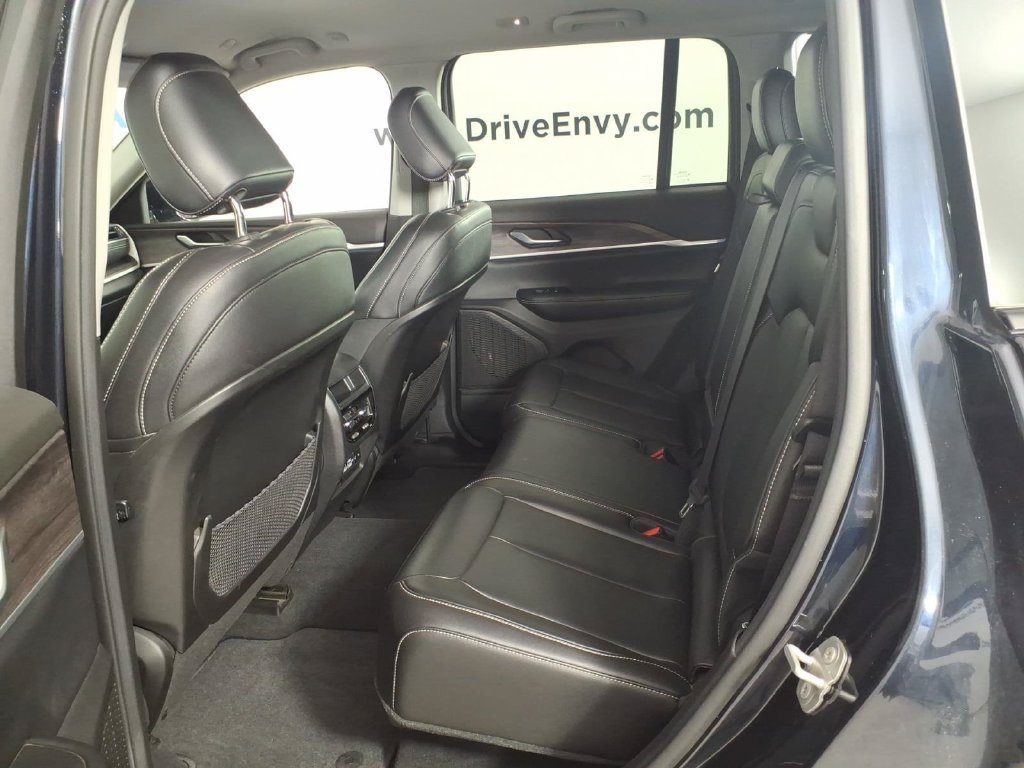 Used 2023 Jeep Grand Cherokee Limited AWD/4WD image 9
