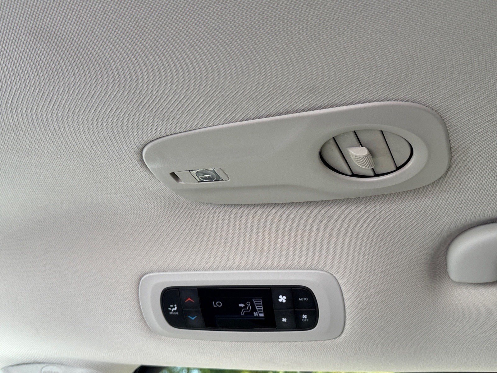 Used 2024 Chrysler Pacifica Touring-L FWD image 18