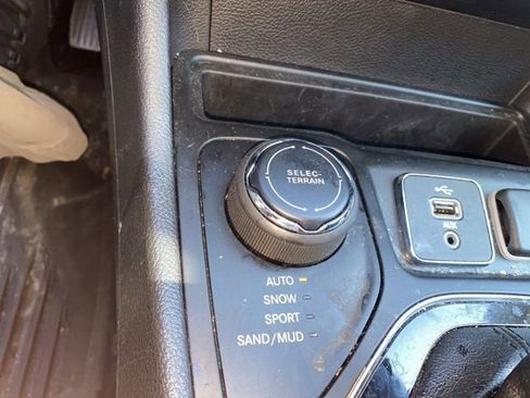 Used 2019 Jeep Cherokee Limited image 5