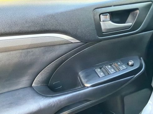Used 2017 Toyota Highlander SE image 35