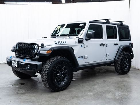 Used 2024 Jeep Wrangler Unlimited image 3