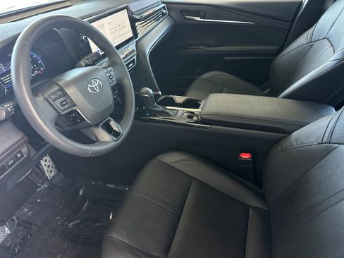 Used 2025 Toyota Camry XSE FWD image 9