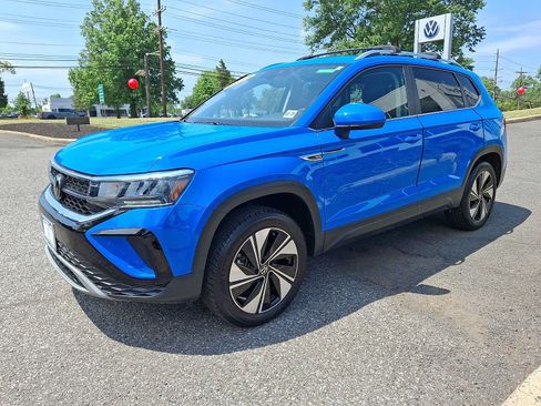 Used 2023 Volkswagen Taos SE AWD/4WD image 3