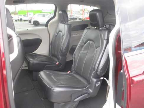 Used 2019 Chrysler Pacifica Limited FWD image 25