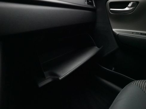 Used 2017 Kia Niro LX FWD image 29