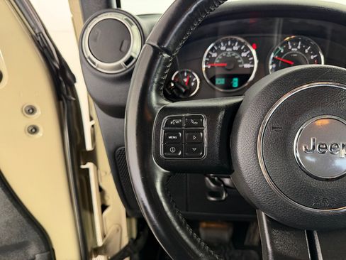 Used 2017 Jeep Wrangler Unlimited Sahara w/ Connectivity Group AWD/4WD image 23