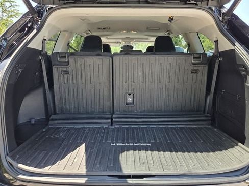 Used 2022 Toyota Highlander XLE AWD/4WD image 36