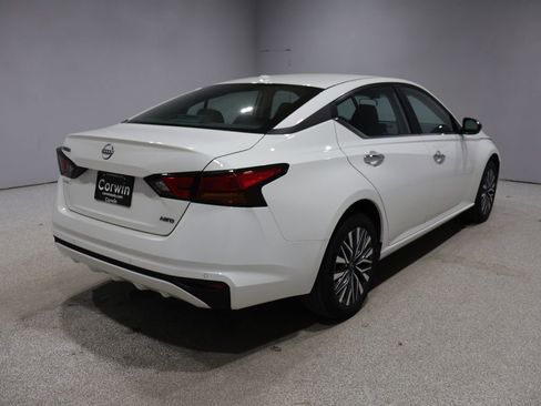 Used 2025 Nissan Altima 2.5 SV image 2