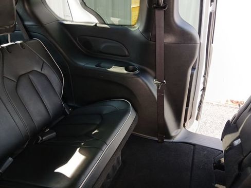 Used 2025 Chrysler Pacifica Limited FWD image 12