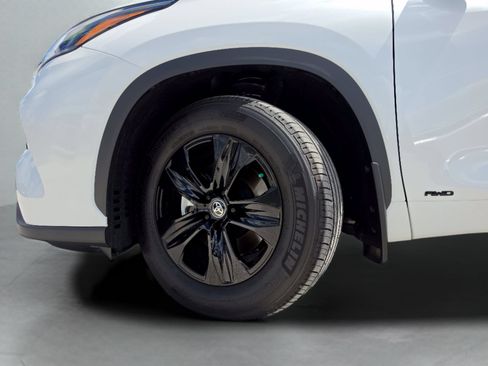 Used 2025 Toyota Highlander XLE AWD/4WD image 42