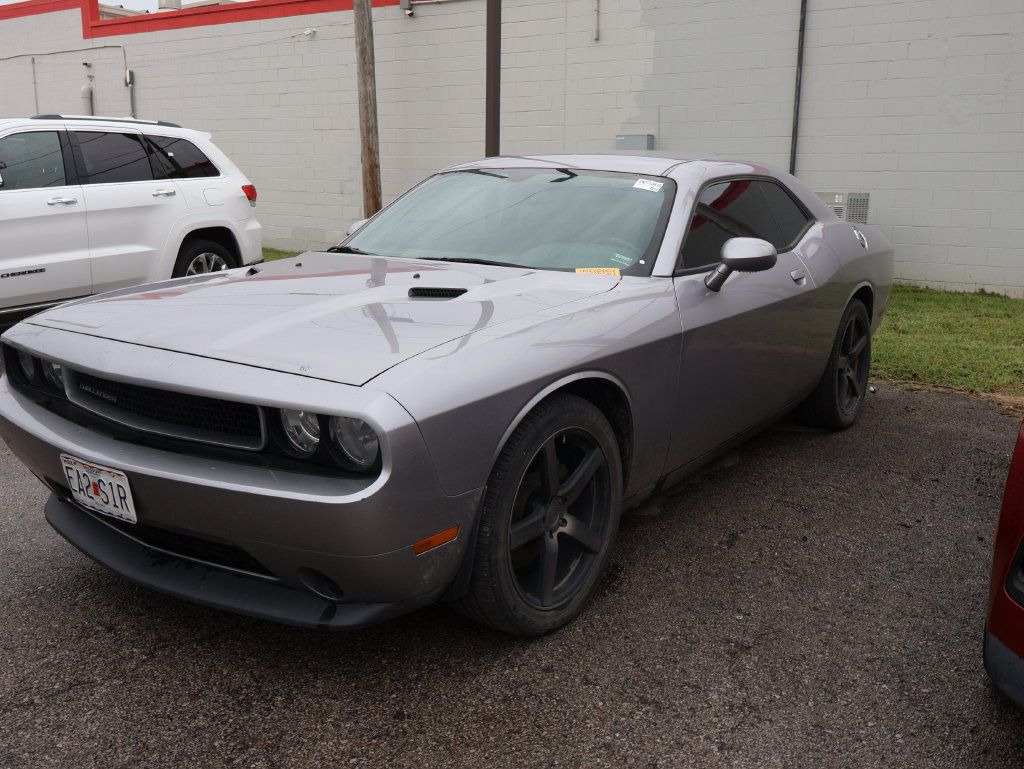 Used 2014 Dodge Challenger SXT RWD image 9