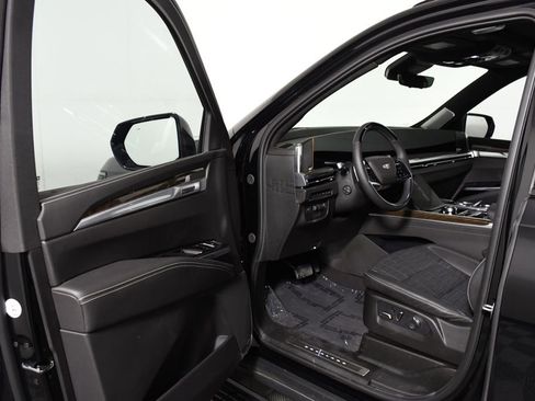 Used 2026 Cadillac Escalade Platinum Sport w/ LPO, ONYX Package AWD/4WD image 18