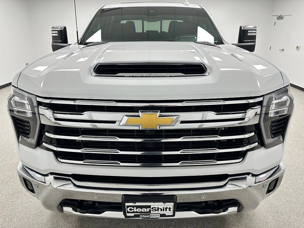Used 2026 Chevrolet Silverado 2500 LTZ w/ LTZ Premium Package AWD/4WD image 3