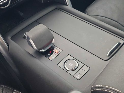 Used 2024 Land Rover Discovery Dynamic SE image 31