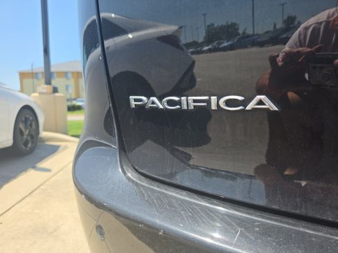 Used 2023 Chrysler Pacifica Touring-L FWD image 20