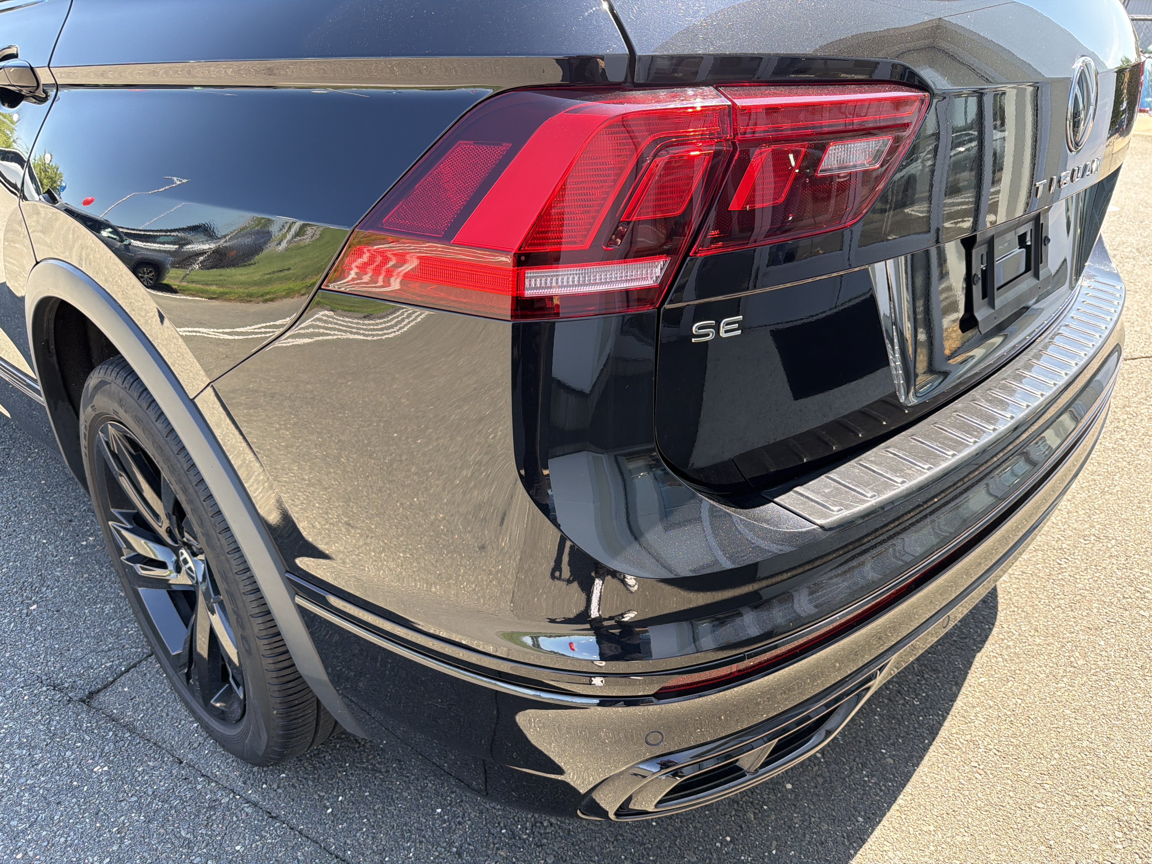 Certified 2023 Volkswagen Tiguan SE R-Line AWD/4WD image 15