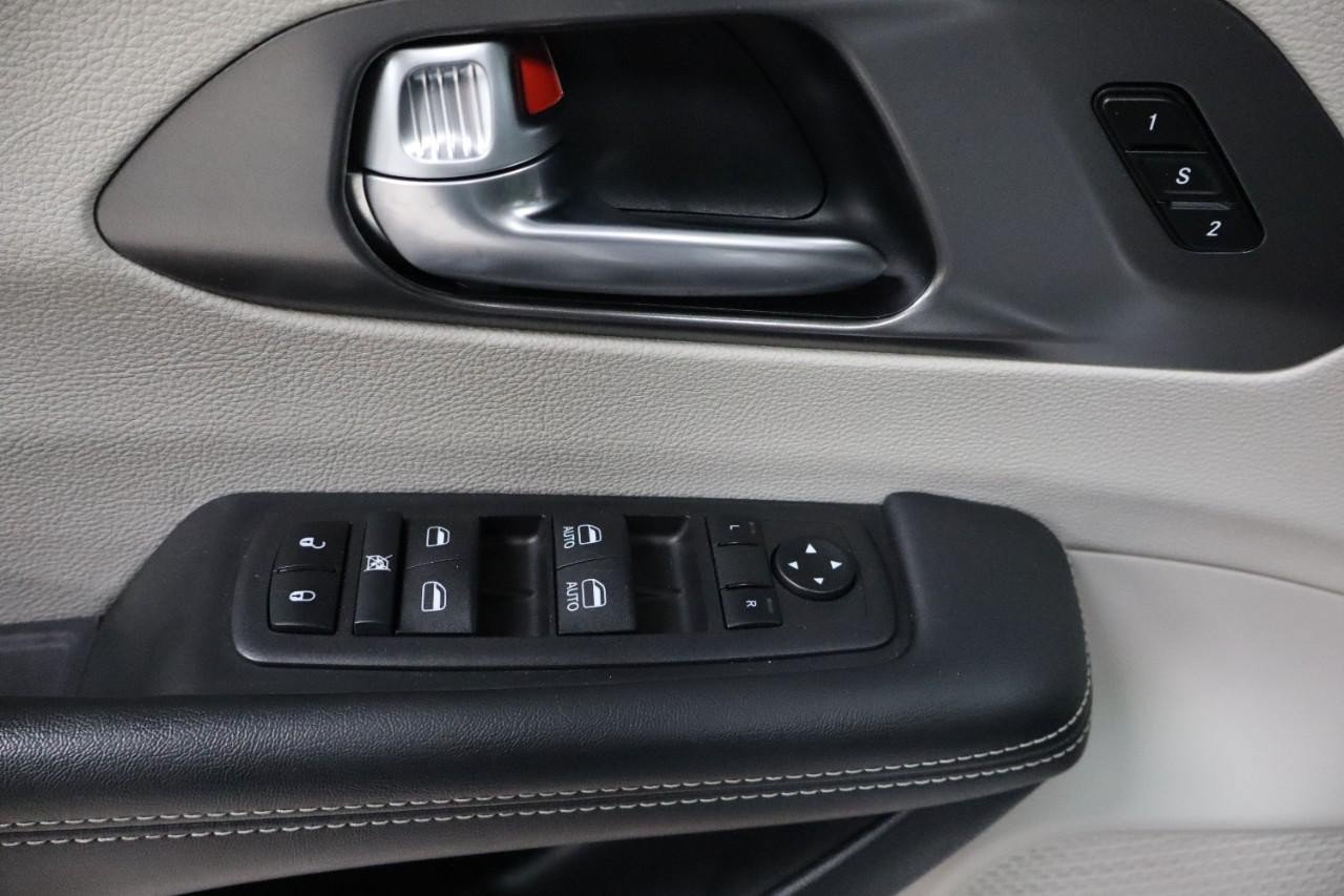 Used 2024 Chrysler Pacifica Touring-L FWD image 18
