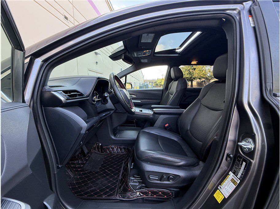 Used 2021 Toyota Sienna XSE FWD image 10