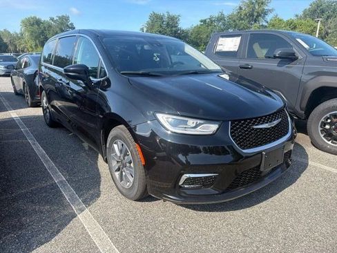 Used 2024 Chrysler Pacifica Limited FWD image 7