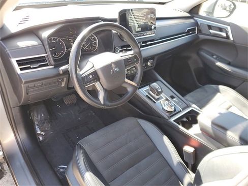 Used 2024 Mitsubishi Outlander SE image 16
