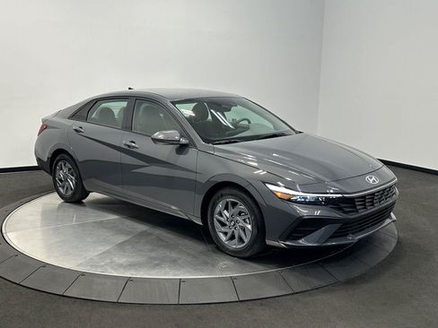 Certified 2025 Hyundai Elantra Hybrid FWD image 2