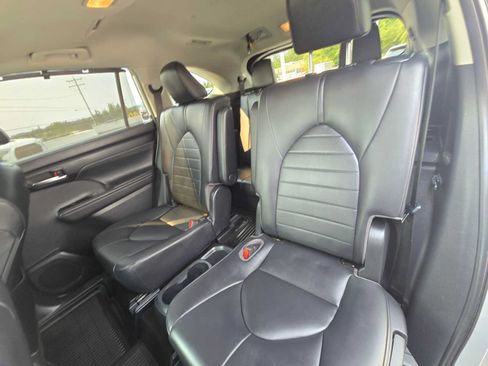 Certified 2020 Toyota Highlander XLE AWD/4WD image 17