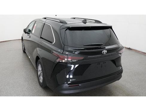 New 2026 Toyota Sienna XLE image 6