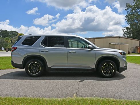 Used 2025 Honda Pilot EX-L image 5