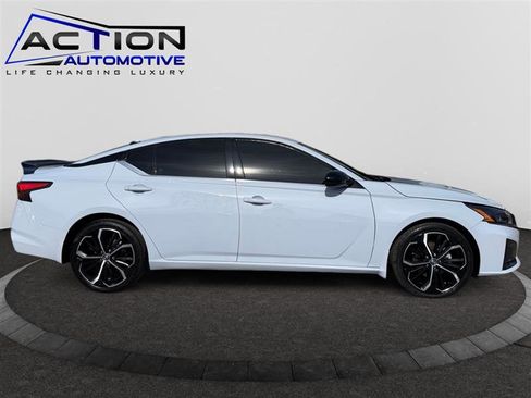 Used 2023 Nissan Altima 2.5 SR image 9