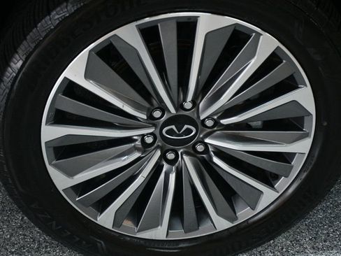 Used 2025 INFINITI QX80 Sensory image 18