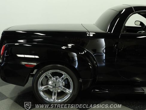 Used 2004 Chevrolet SSR w/ Preferred Equipment Group RWD image 28