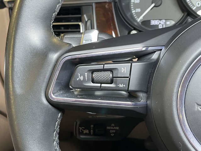 Certified 2022 Porsche Macan AWD/4WD image 39