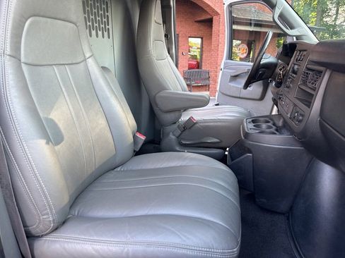 Used 2018 GMC Savana 2500 w/ Communications Package RWD image 8