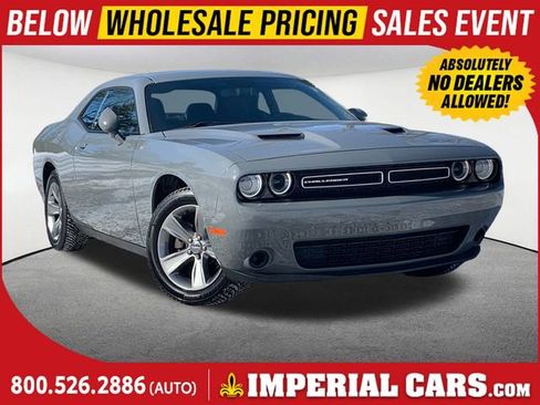 Used 2019 Dodge Challenger SXT image 1