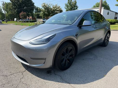 Used 2024 Tesla Model Y Long Range AWD/4WD image 8