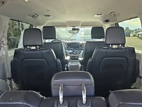 Used 2024 Chrysler Pacifica Touring-L FWD image 9