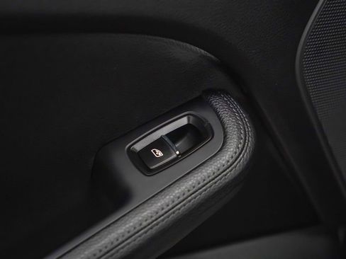 Certified 2025 Porsche Macan AWD/4WD image 16