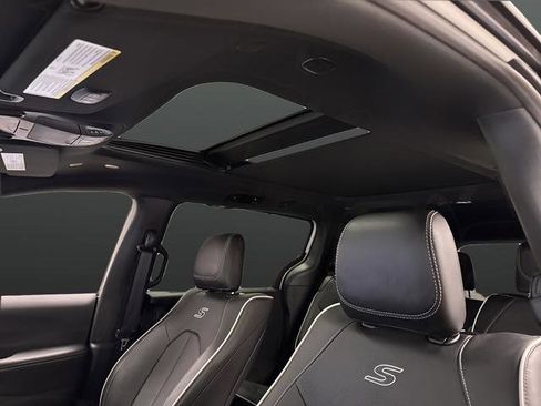 New 2026 Chrysler Pacifica Limited w/ Uconnect Theater Family Group image 7