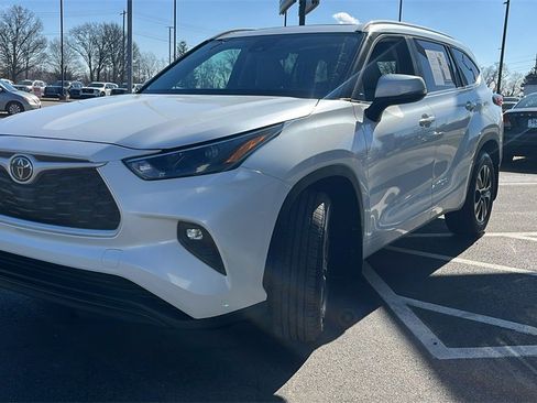 Used 2023 Toyota Highlander XLE image 8