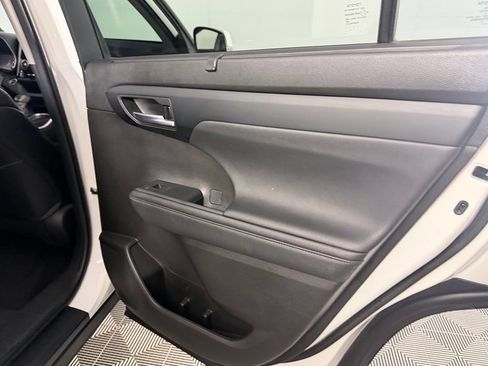 Used 2023 Toyota Highlander XLE FWD image 28