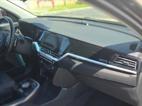 Used 2022 Kia Niro EX FWD image 18