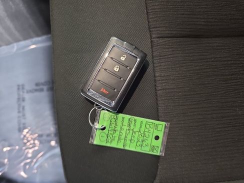 Used 2023 Jeep Grand Cherokee Laredo image 32